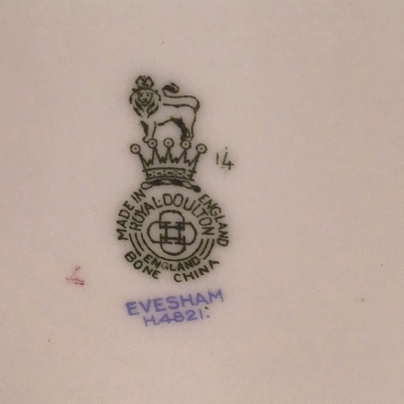 Royal Doulton “Evesham” pattern square fluted edge plate - Picture 3 of 5